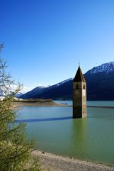 Grauner Kirchturm im Reschensee